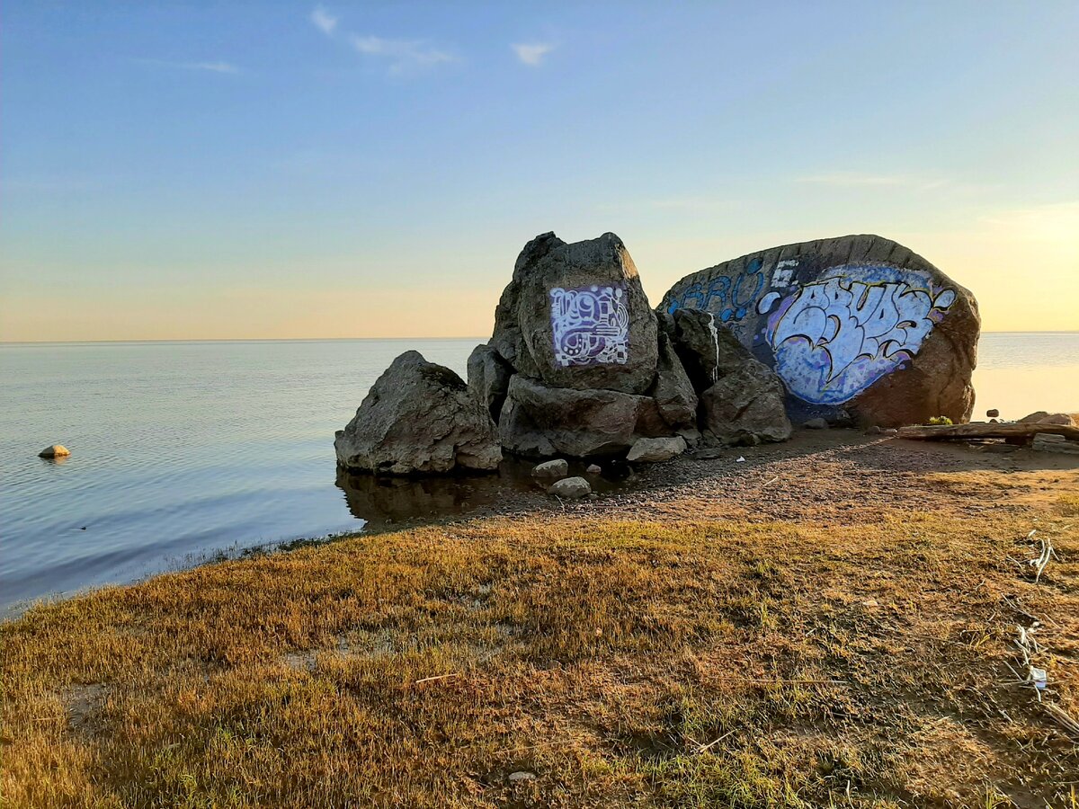 Камень спб. Гром камень в финском заливе. Гром-камень Лахта. Гром камень Лахта Ольгино. Остатки Гром камня в Лахте.