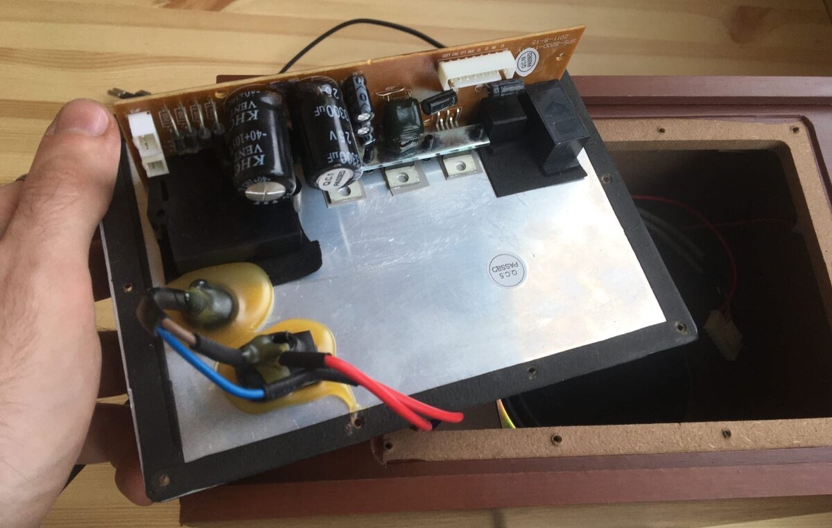 "Внутренности" на задней стенке сабвуфера