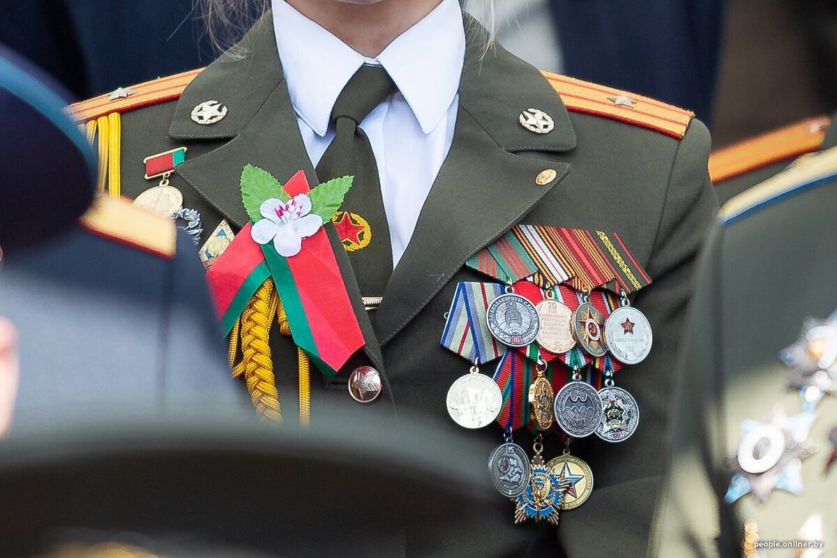 Множество наград. Беларусь медали парад. Девушка на параде Победы в Минске с медалями