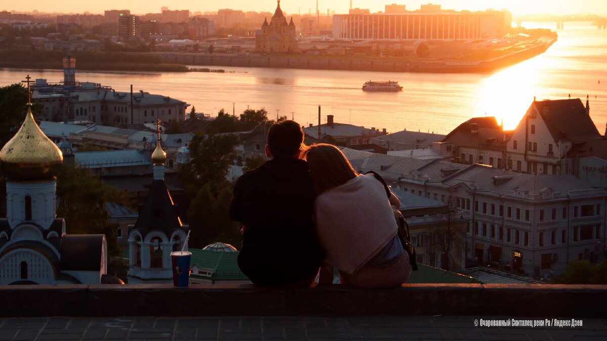 Встречать закат. Где встретить закат в Московском. Люди встречают закат на загородном участке. Лучшие места встретить закат в СПБ.