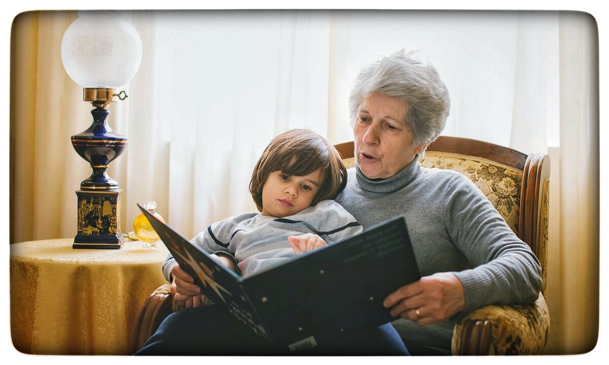 Бабушка и внук. Бабушка и внучка. Бабушка с внуками. Чтение с бабушкой.