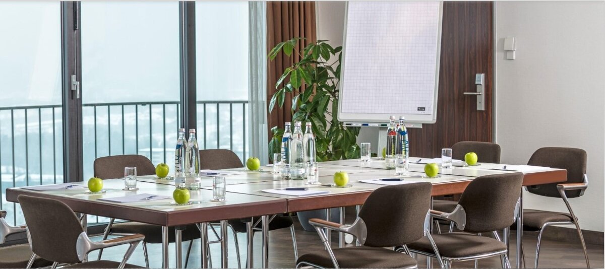 Конечно, в последние годы тренинги больше онлайновые. Зато настроение картинка хорошо передаёт.