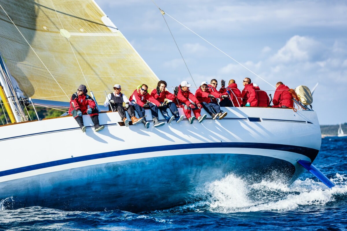 Вся команда откренивает яхту на наветренном борту 