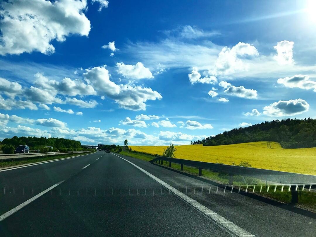 Дороги дороги в далекие края. В путь дорогу дальнюю. Панорама Дальняя дорога. Дальняя дорога в машине. Дальняя дорога картинки.