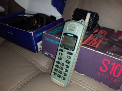 Моя первая мобила Siemens S10 activ. Стырили в Таиланде на реке Квай в 2005-м году.