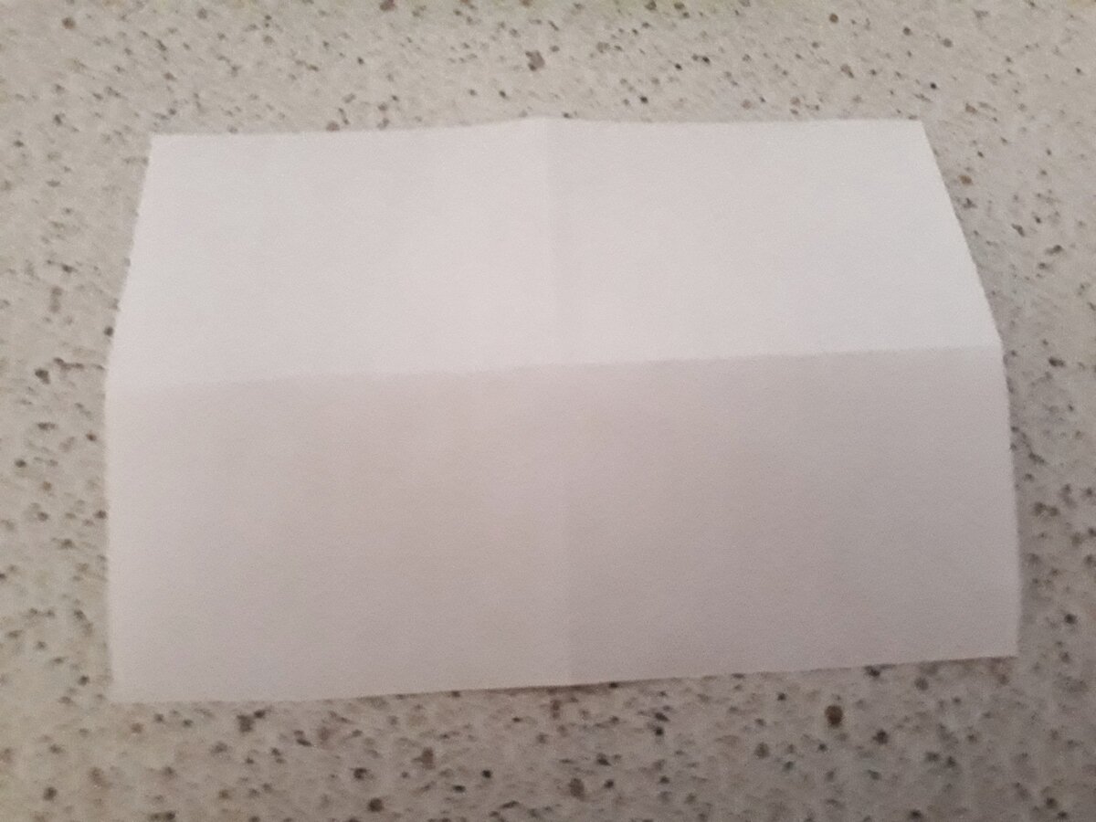 Складываем листик пополам,и еще пополам. На 4 части. Определяем центр