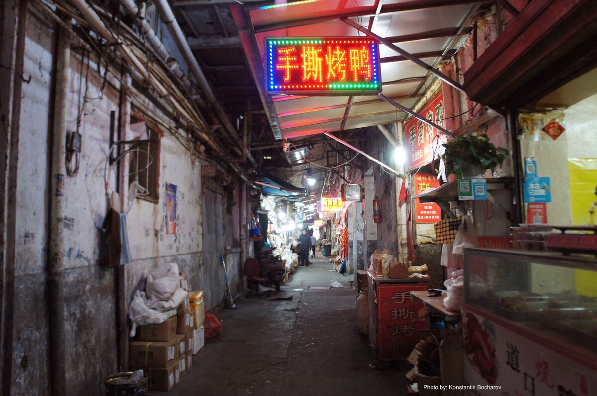 Вот собственно эта улочка, которая оказалась рынком.