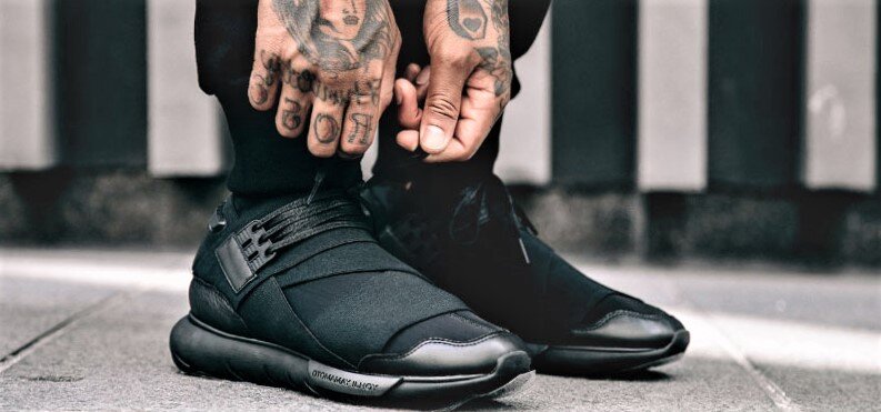 Невероятно стильные 5 пар мужских черных кроссовок, которые сразу выделят вас из толпы.