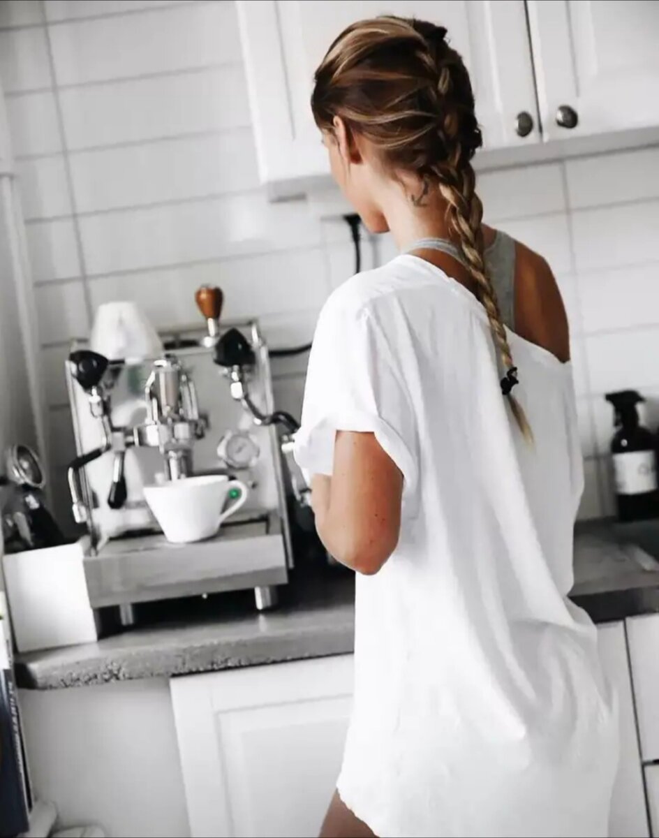 Женщина на кухне со спины