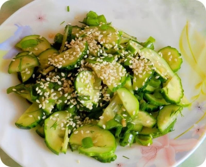 Салат из огурца перца кунжута. Салат с кунжутом и курицей. Салат лайм огурец. Салат из огурца перца кунжута. Салат из огурца перца кунжута.
