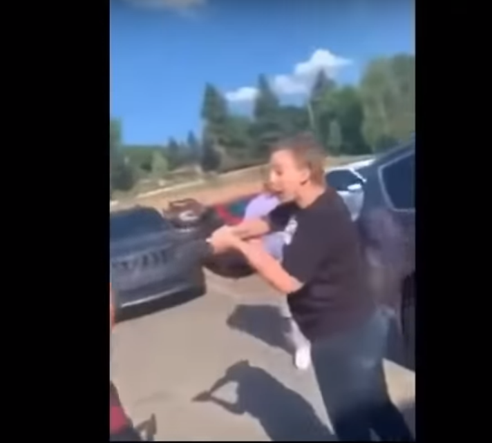 Женщина навела пистолет на негритянку, пытаясь реализовать своё право на самооборону.
