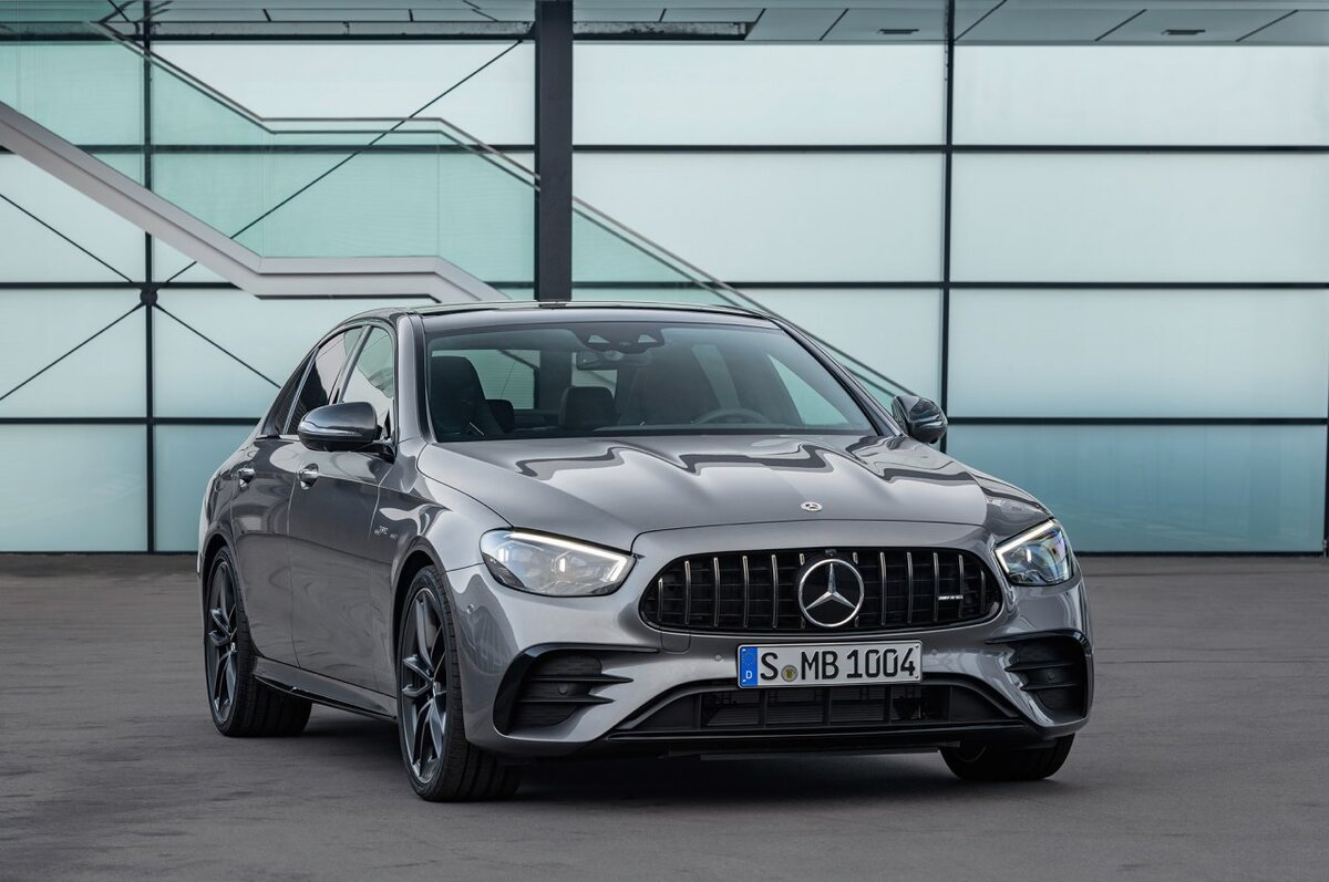 Приветствую дорогие подписчики сегодня я вам расскажу мое личное мнение о НОВОМ Mercedes-Benz E 6.3s AMG 2020-2021 и ВСЕ ЧТО ВАМ НУЖНО ЗНАТЬ О НЁМ!
⠀
🔥“Mercedes-Benz E 6.3s AMG 4matic+”
⠀
✳️По-моему мнению это самый
сбалансированный Мерседес в линейке.
-Почему?
-потому-то это 4-дверный монстр который может подарить вам мощнейшую дозу Адреналина и крутых эмоция а также может с комфортом перемещать вас когда вы этого захотите, Всё зависит только от вас и вашего настроения!
⠀
🚀Мощность 612 л/с 
⠀
‼️Полный привод 4matic+
⠀
💰цена около 215 000$ с растаможкой в Узбекистане
⠀
✳️Новые фары, фонари, бампера, руль
⠀
✳️Уже в базе идет последняя версия мультимедийной системы MBUX с тачпанелью у правого экрана ( и все та же возможность управлять системой тачпадом с кнопками снизу торпедо )
⠀
✳️Также в базе идет два экрана (панель приборов + мультимедиа) размерностью 10.25 дюйма (теперь не будет страшной маркетинговой аналоговой панели приборов в базе) + опционально оба экрана могут быть побольше — 12.3 дюйма
⠀
✳️Коробка передач автоматическая, девять ступеней — 9G-Tronic
⠀
✳️Версия Mercedes-AMG E 53 имеет все те же 435 л.с. и 520 Нм (рядная турбированная шестерка 3.0 ) + дополнительные 22 л.с. и 250 Нм добавляет на старте 48-вольтовый стартер-генератор EQ Boost
⠀
✳️Противоугонная система Urban Guard подаст Вам сигнал тревоги при смене позиции автомобиля, а так же при возникновении повреждений на парковке
⠀
✅В принципе все: ) пиши в коментария как тебе новый Мерседес? Или раньше было лучше?
.