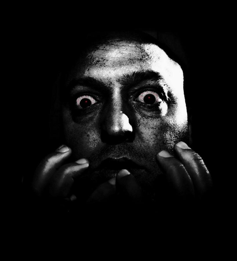 Испуганный человек. Квест ночь искусств. Страх эмоция. 50 лет страха. Фобия бегающих пальцев.