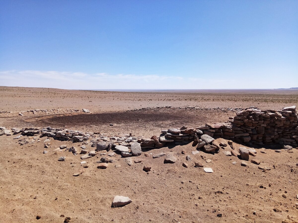 А это просто старый загон для скота. Их сотни и тысячи разбросаны по всей Гоби