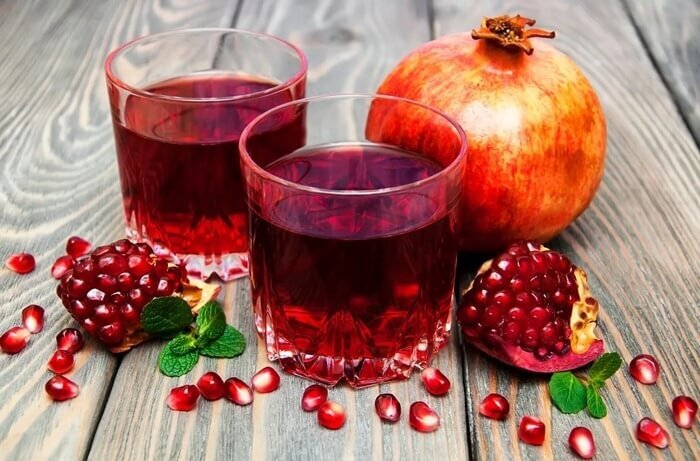 Этот вкусный напиток получают из плодов граната, богатых сахарами, клетчаткой, таннинами, различными минеральными веществами и витамином С. Гранатовый сок рекомендуют пить людям с малокровием, высоким уровнем холестерина и повышенным кровяным давлением. Этот напиток — мощный антиоксидант, подобно красному вину и зеленому чаю.