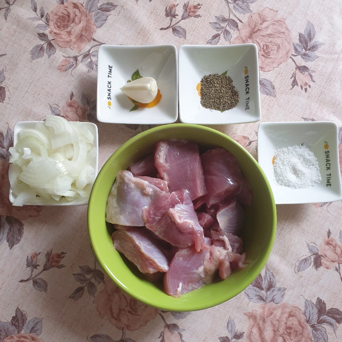 индейка, лук, чеснок, соль, перец