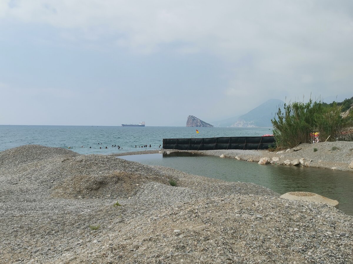 Вид на женский пляж со стороны)