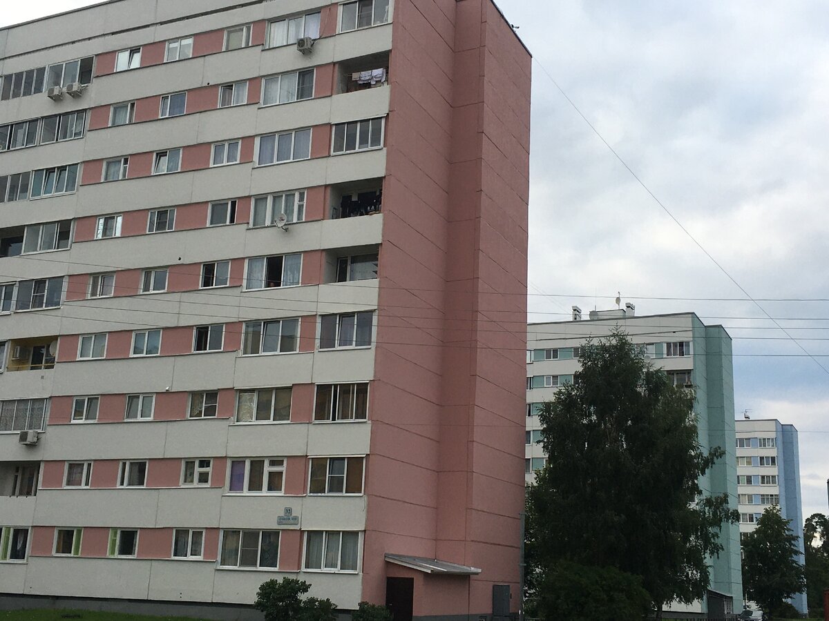 Это Три богатыря выстроились друг за другом.   
