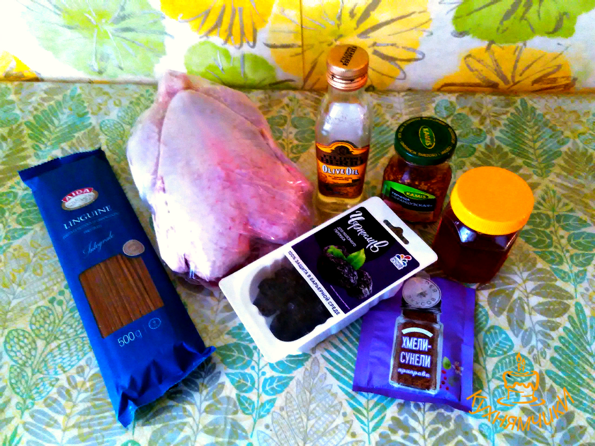 Понадобится тушка курицы. мёд, горчица (у меня зерновая, подойдет и обычная), чернослив, оливковое масло, специи, соль.