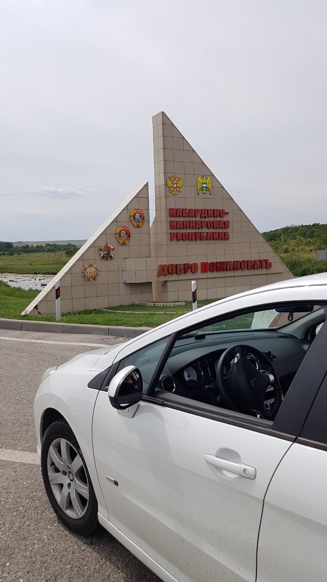 При въезде стелла, за стелой плакат Путина в темных очках ХД, чего чего а этого не ожидал, жаль не сфотографировал.