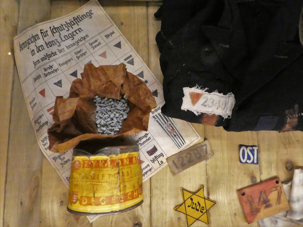 Фрагмент банки с гранулами отравляющего вещества «Циклон Б». «Циклон Б» применялся для массового уничтожения заключённых концлагерей в газовых камерах