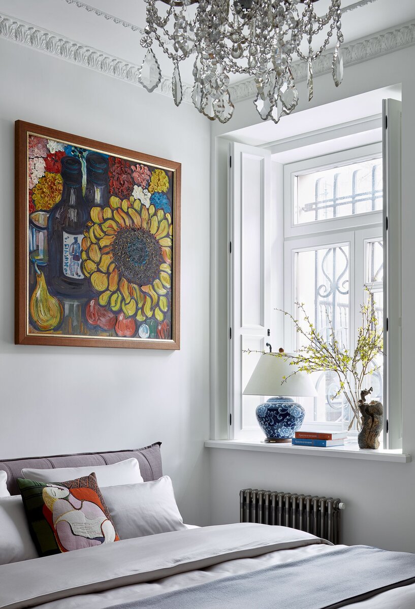 Яркий декор  в монохромном интерьере. Искусственные ветки фрезии Treez Collection в вазе.