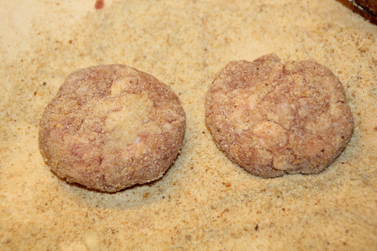 Выглядят больше из хлеба, чем из мяса. Может в этом секрет вкуса?