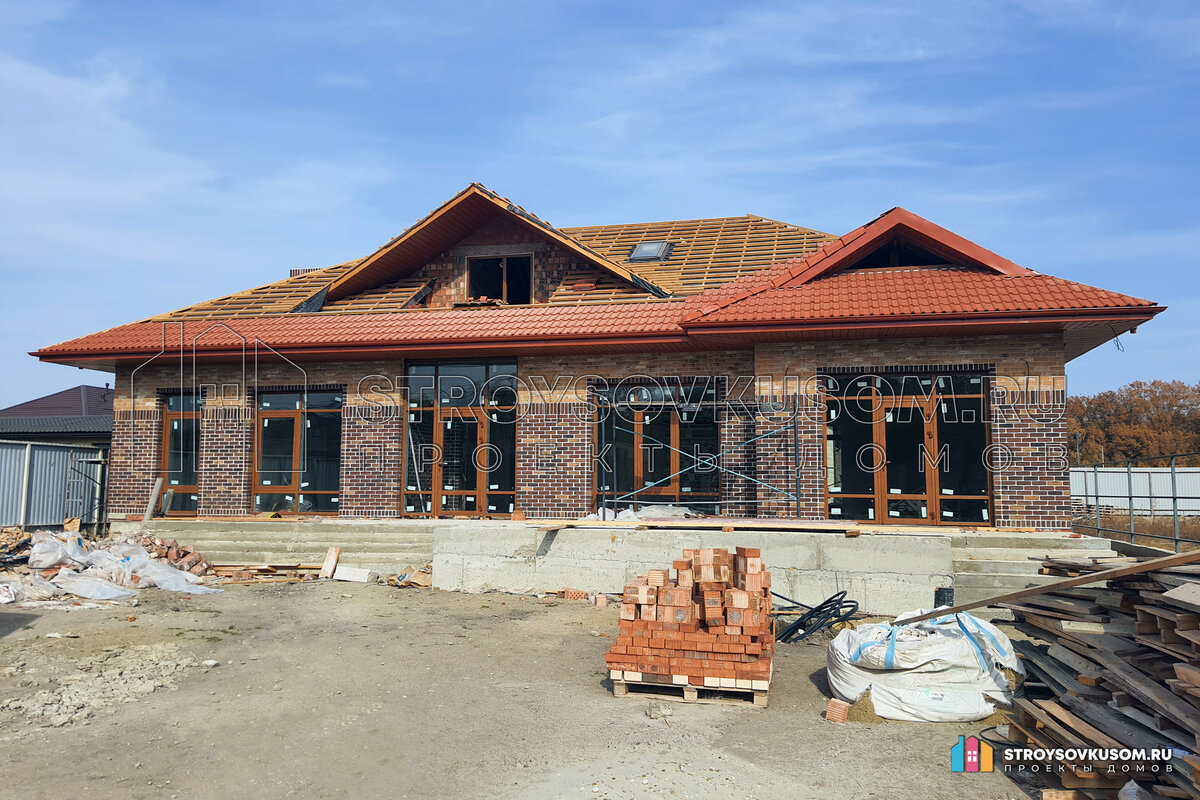 Главный фасад построенного дома и 3D визуализация (листать вправо)