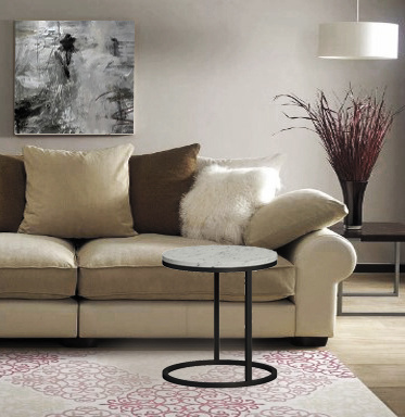 Журнальный столик Loftyhome Мальборк - диаметр 48 см, высота 51 см. Такой столик смотрится легко и не мешает, а круглая форма поможет не натыкаться на углы даже в небольшой гостиной (фотоколлаж авторов).