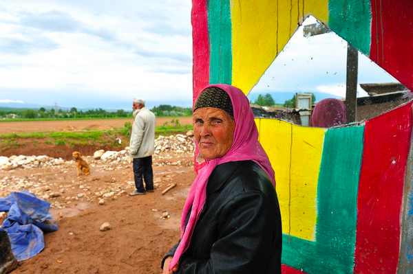  Русская женщина Тамара, сменившая ради семьи веру, и ее муж Муродали у развалин дома после схода селя на Абдулобад. 