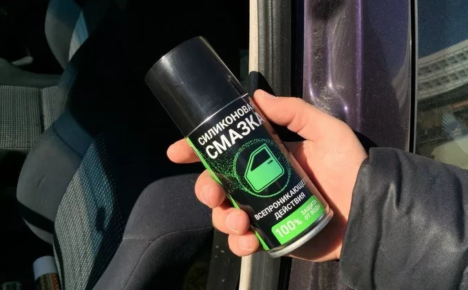 7 бед - 1 ответ: силиконовая смазка, почти любая