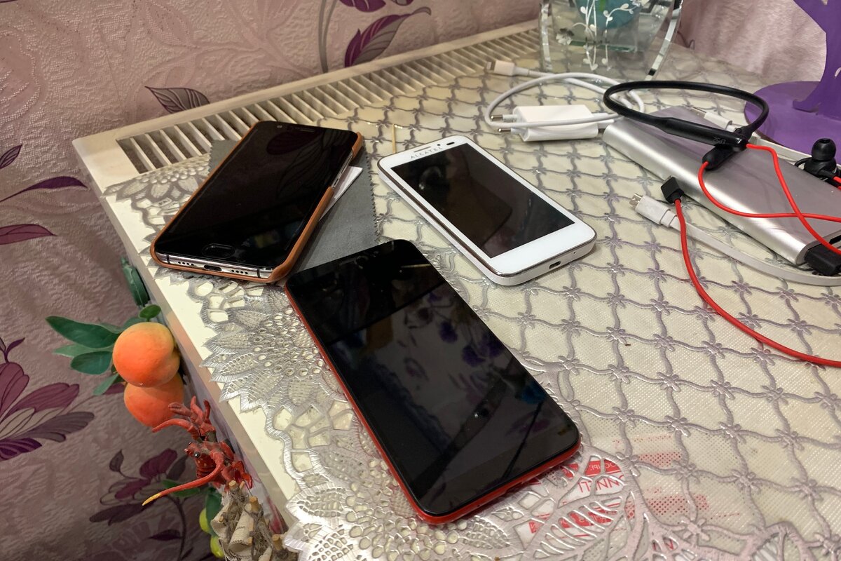 Обычно телефоны лежат на холодильнике.