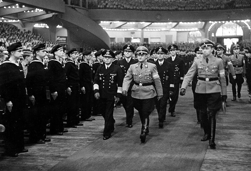 Смотр членов гитлерюгенда, прибывших на стажировку в Кригсмарине 