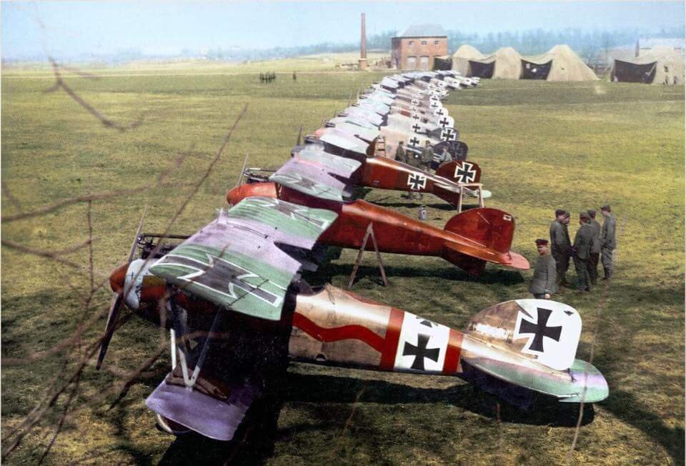 Самолёты 11-й эскадрильи (Jasta 11), истребитель Манфреда фон Рихтгофена - второй в ряду