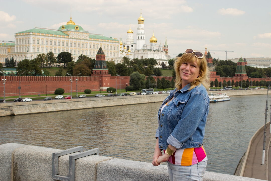 Красиво сфотографироваться на красной площади в москве. Картинки москвы с девушкой. Фотосессия красная площадь женский портрет. Красивая девушка на фоне красной площади. Красивые девушки москвы.