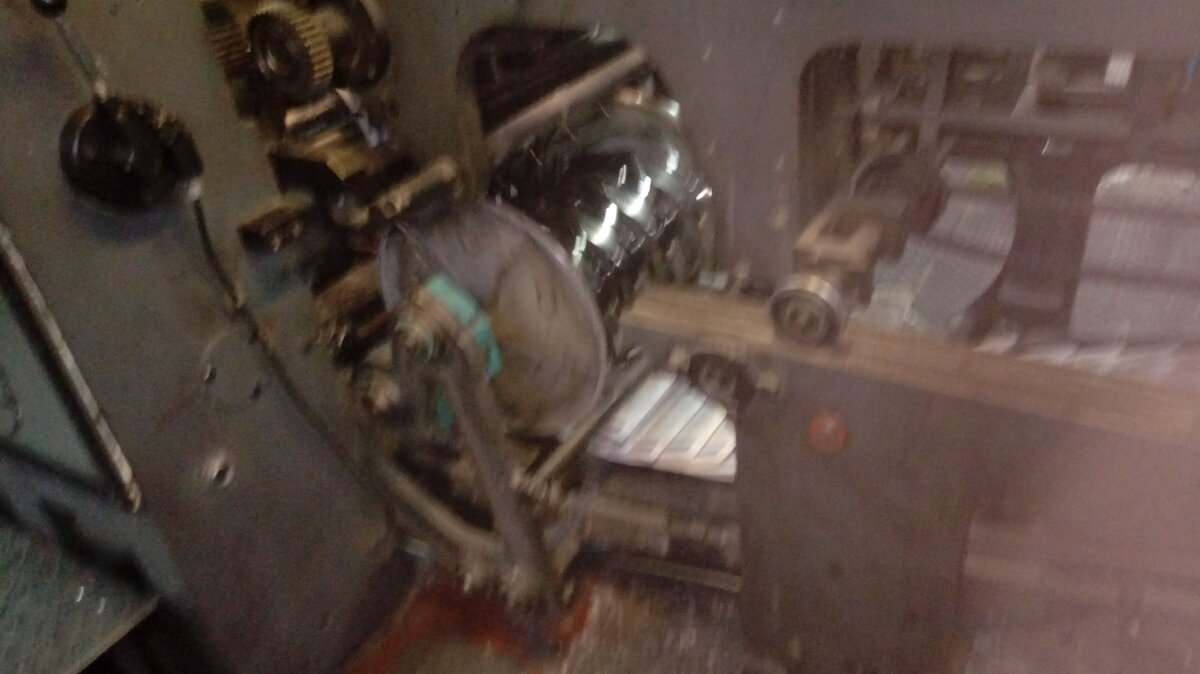 Громоздкие и грубые станки не вяжутся с представлением о таком материале, как бумага