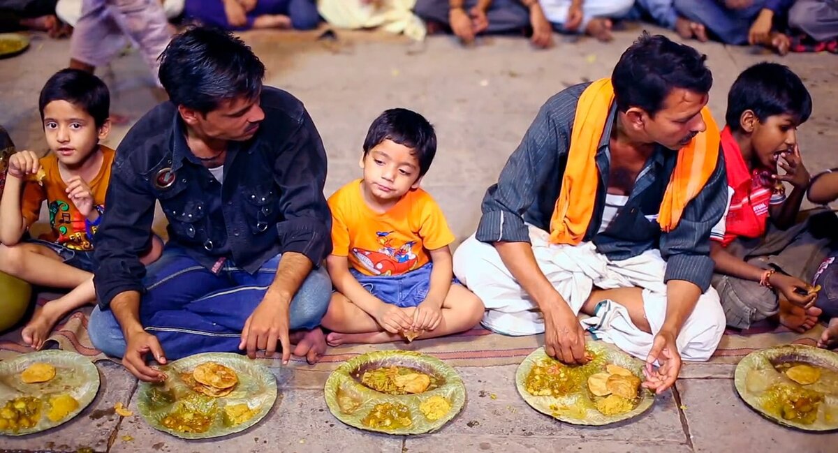 Почему люди едят руками. Почему люди едят руками. Индийцы едят руками. Прием пищи в индии. Eating too much.