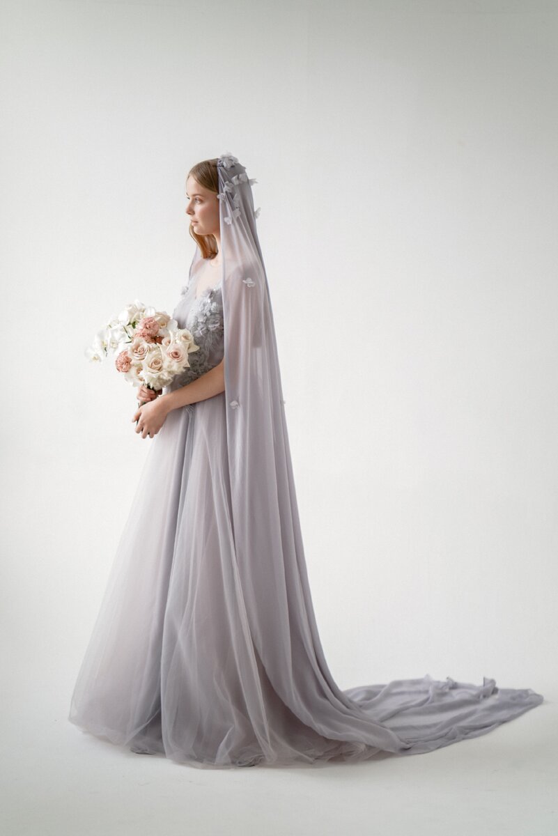 Фата из шифона с цветами из ткани.