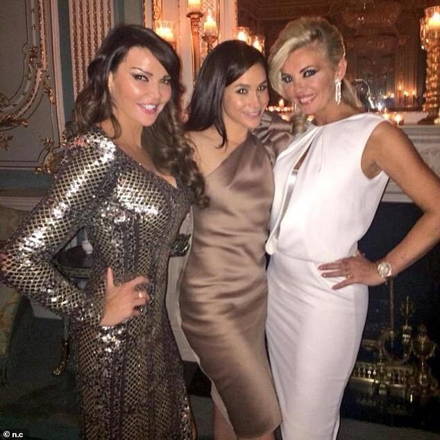 В 2016 году Лиззи Канди и Клэр Колдуэлл позировали вместе с Меган Маркл на благотворительном мероприятии. (источник: DailyMail)