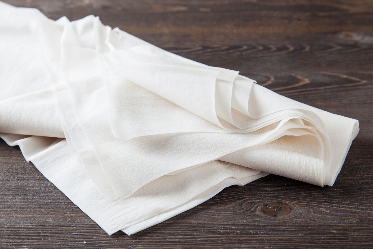 Тесто «Фило» — тонкое, состоящее из муки, соли и воды. Оно сделает выпечку вкусной и легкой.