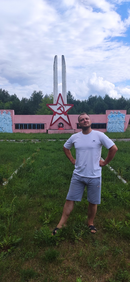 Так же мы любим путешествовать по заброшенным местам прошлого !)