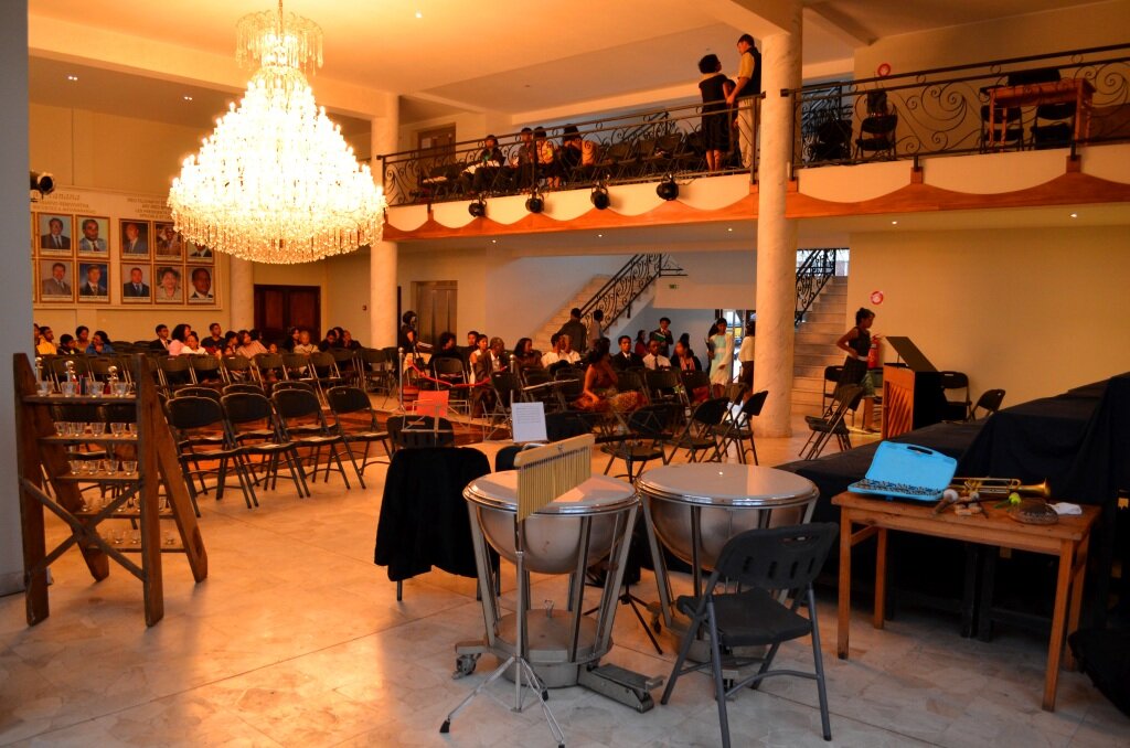 2. Концерт устроили прямо в фойе. Заметил небольшую дизайнерскую ошибку - "богатая" люстра висит так, что я ее легко касался головой.