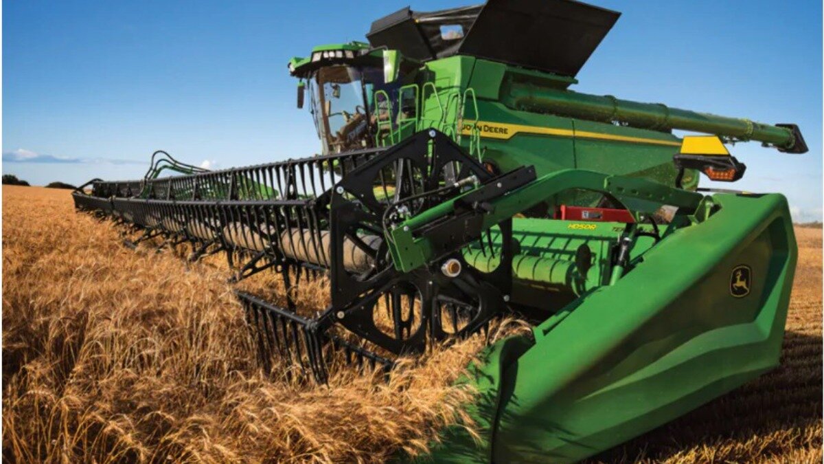 Фото: Официальный пресс-релиз John Deere Зерноуборочный комбайн John Deere X9 1100 в работе