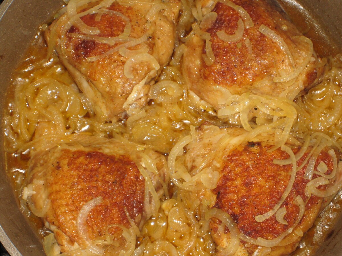 Куриные бёдра на сковороде с луком