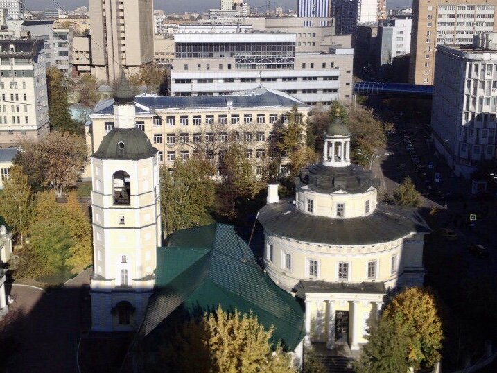 Храм окружённый « жилыми бетонками» с высоты птичьего полёта 