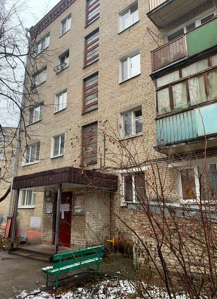 К сожалению в объвлении было только одно фото. Фотографий самой квартиры нет