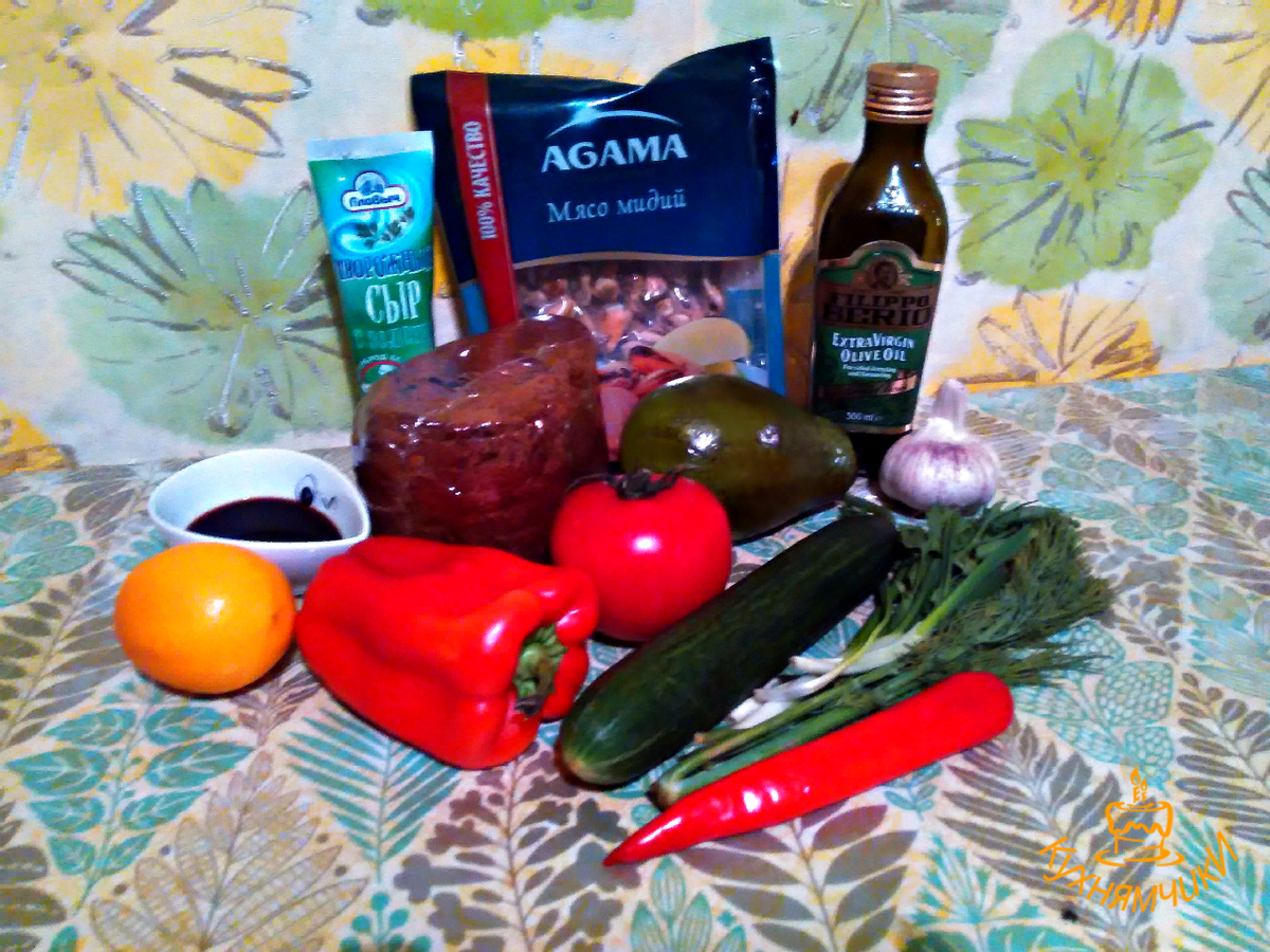 Мидии, авокадо, хлеб (в моем случае черный, но это было ошибкой,( об этом позже)), помидор, перец болгарский, огурец, сыр творожный,  оливковое масло, чеснок (о нем тоже расскажу отдельно), зелень, острый перец, лимон, соевый соус, соль, специи. 