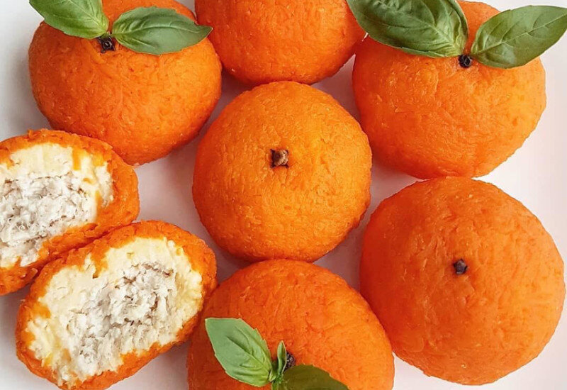 Простая в приготовлении, и оригинальная в подаче, вкусная сырная закуска "Мандаринки". Салат в виде солнечно-оранжевых мандаринок станет украшением для праздничного стола. 