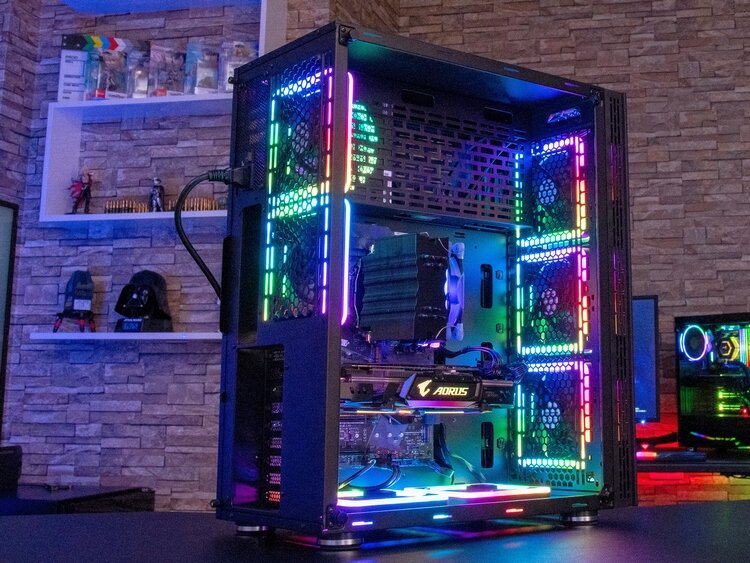 И выглядит этот корпус шикарно, и объема внутри много. Разве что цена не особо радует, но у него есть и младшая версия за 6500. Хотя я бы все-таки рекомендовал купить именно "PRO"-версию. На мой взгляд, она красивее, а стоит всего на 2000 дороже.