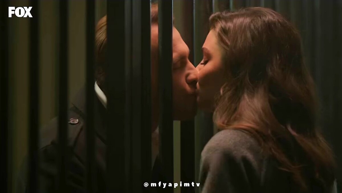 Дверь поцеловать. Эда и Серкан поцелуй. Эда и Серкан первый поцелуй.